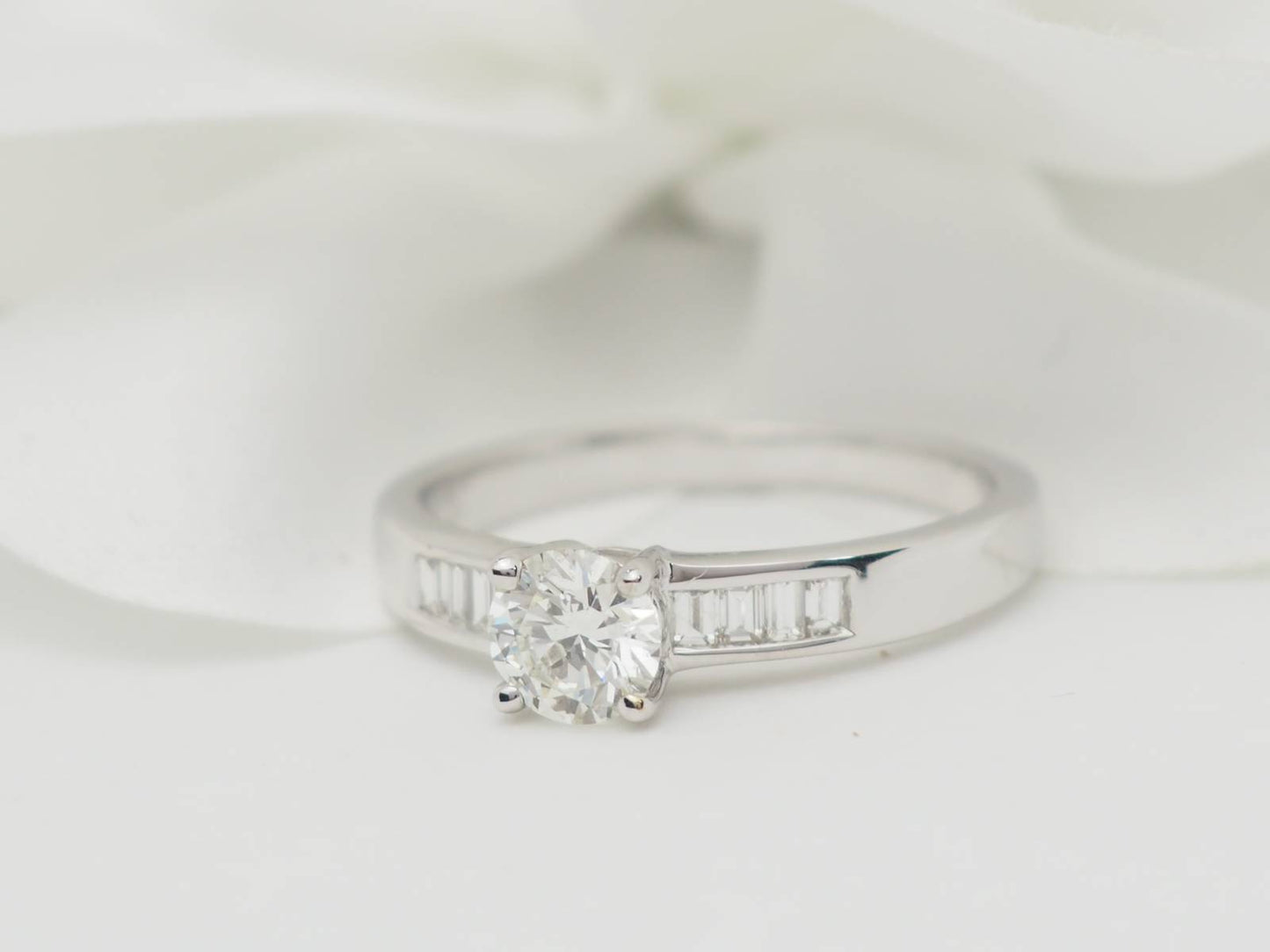 Solitaire en or blanc et diamant rond de 0,52 ct