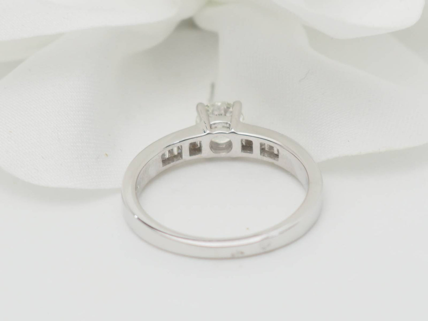 Solitaire en or blanc et diamant rond de 0,52 ct