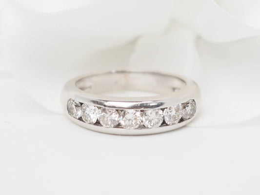 Demi alliance en or blanc et diamants 1.05ct