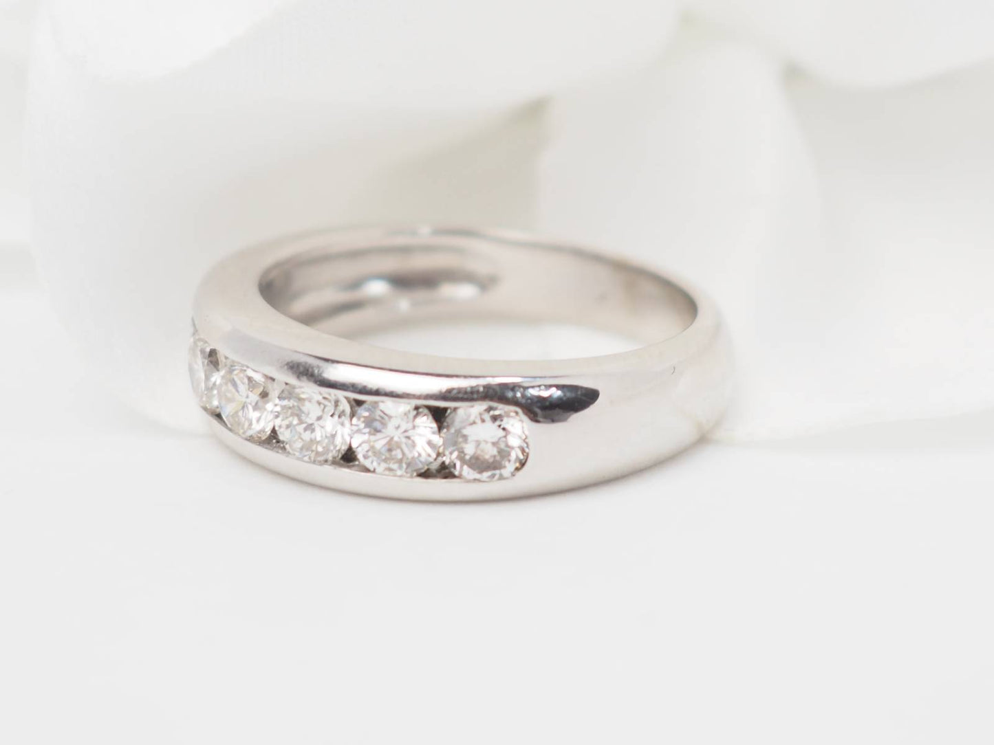 Demi alliance en or blanc et diamants 1.05ct