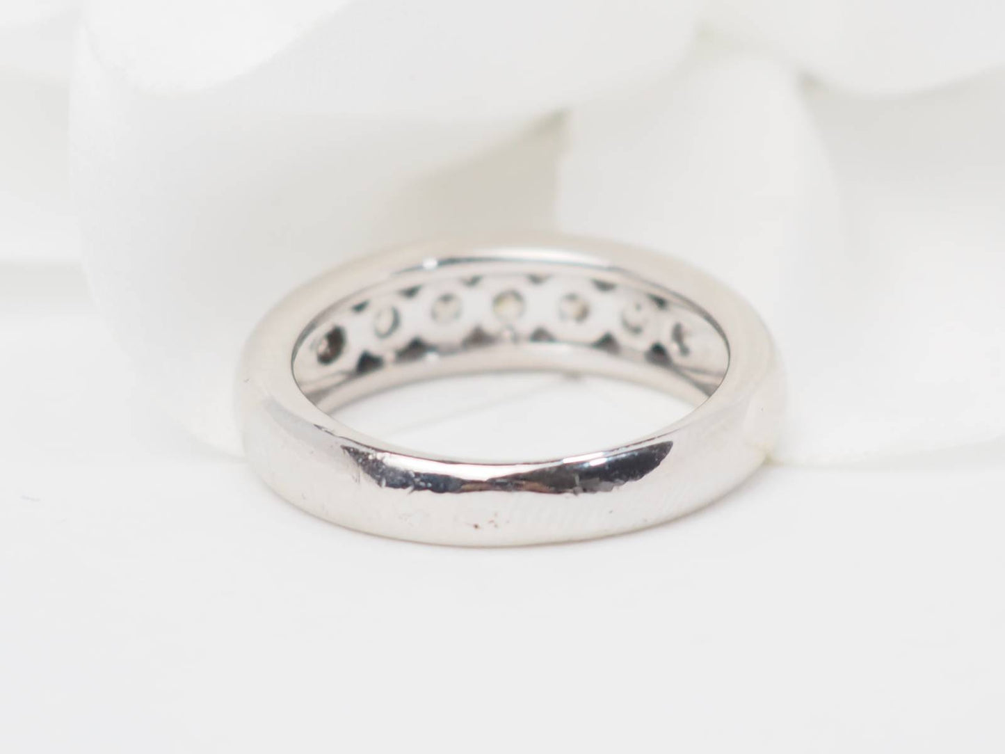 Demi alliance en or blanc et diamants 1.05ct