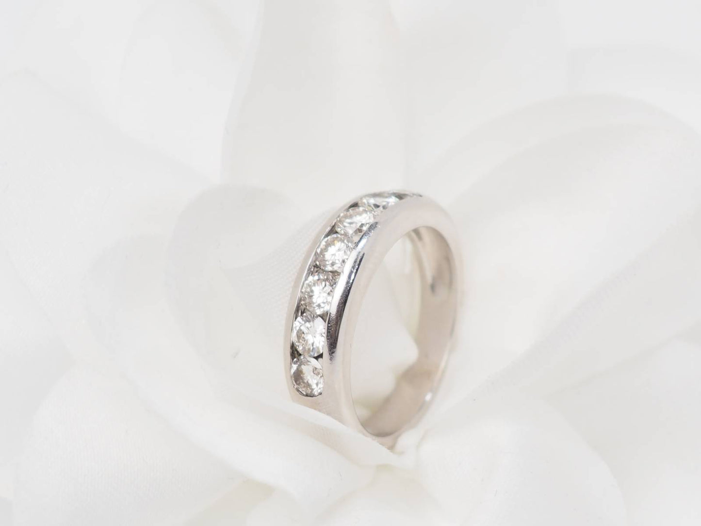 Demi alliance en or blanc et diamants 1.05ct