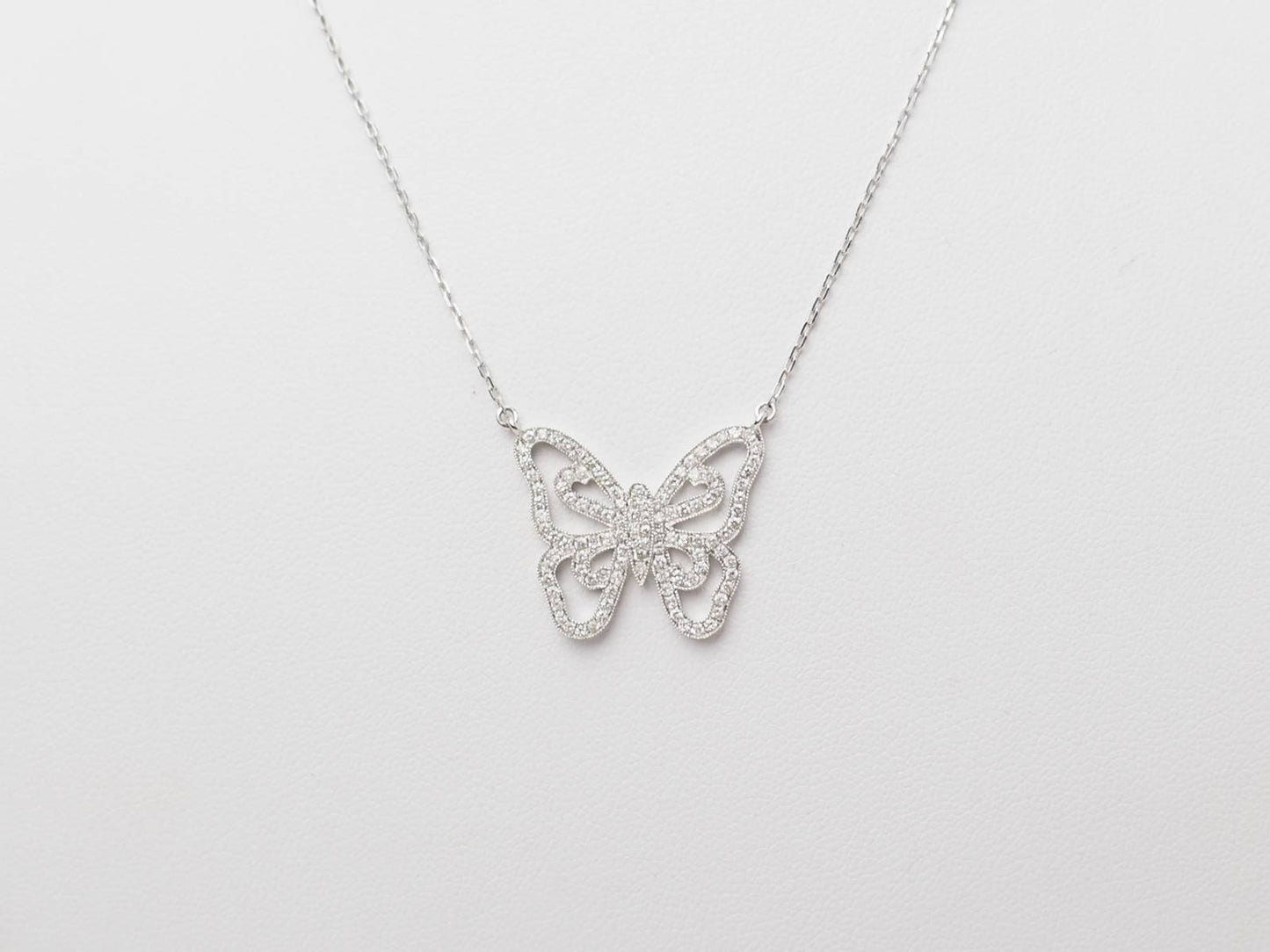 Collier pendentif papillon en or blanc et diamants