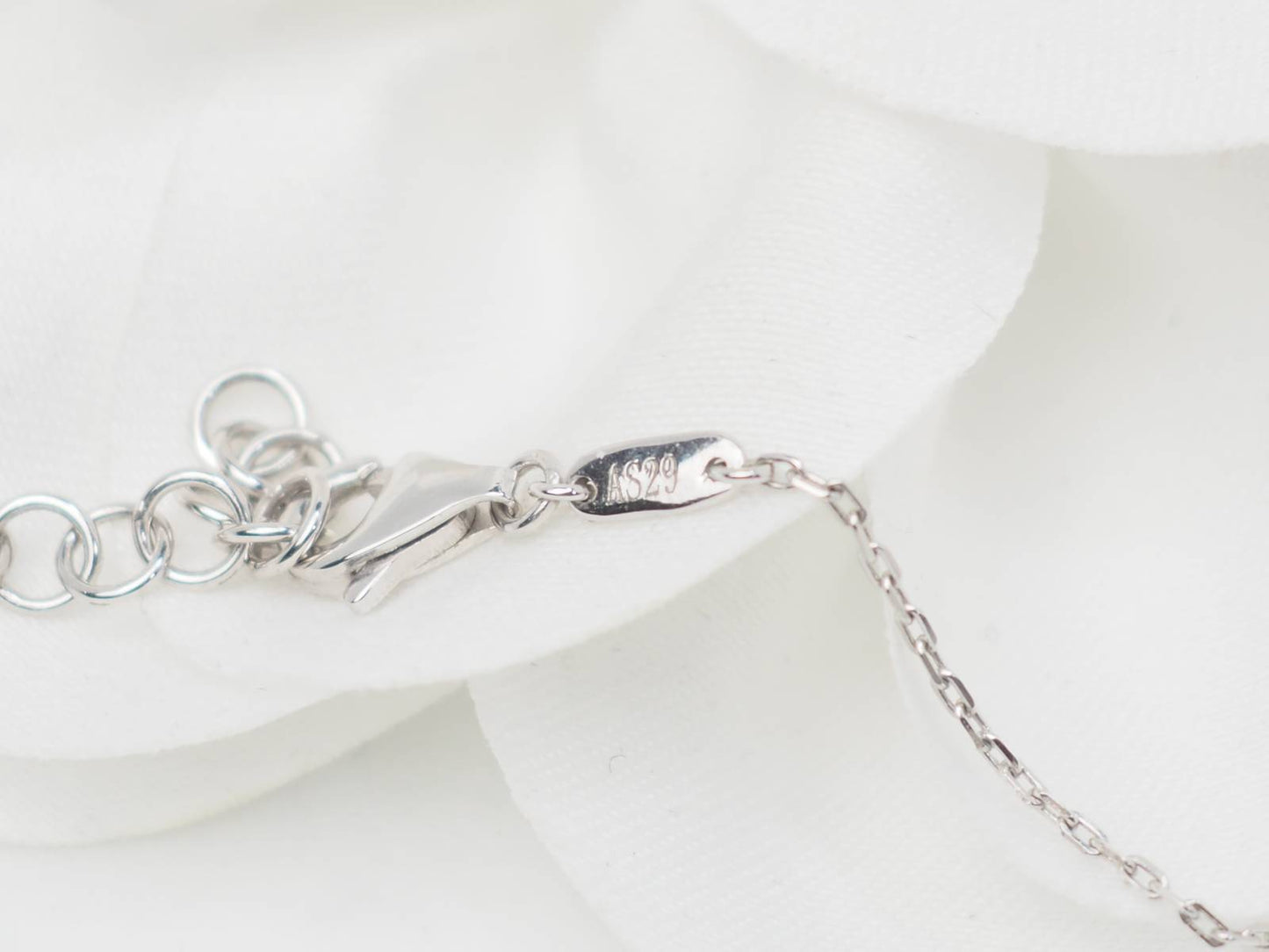 Collier pendentif papillon en or blanc et diamants