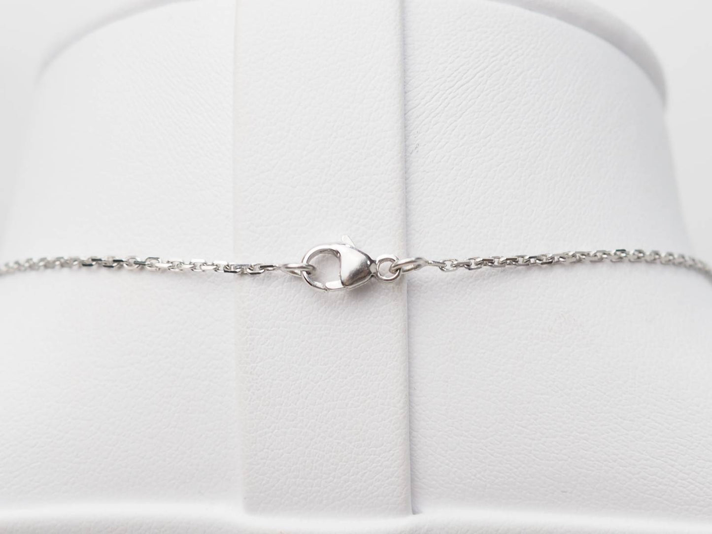 Collier pendentif dôme en or blanc et diamants