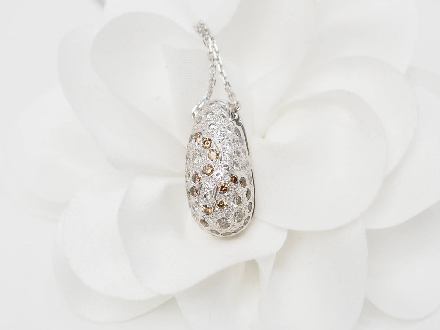 Collier pendentif dôme en or blanc et diamants