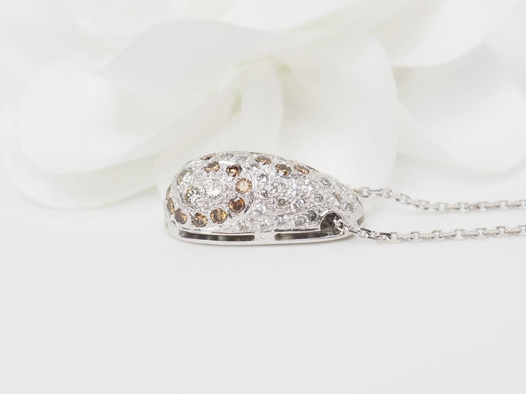 Collier pendentif dôme en or blanc et diamants