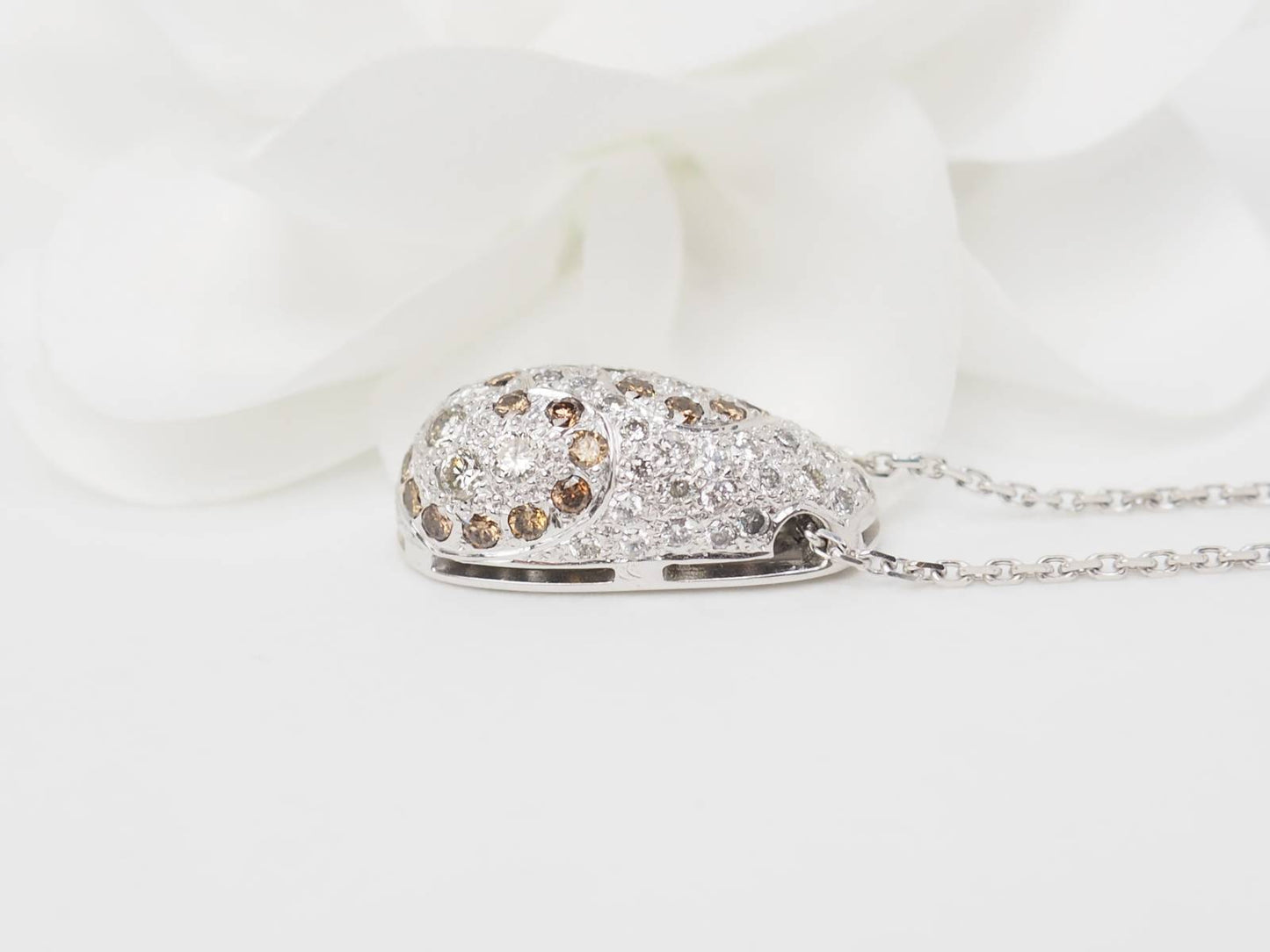 Collier pendentif dôme en or blanc et diamants