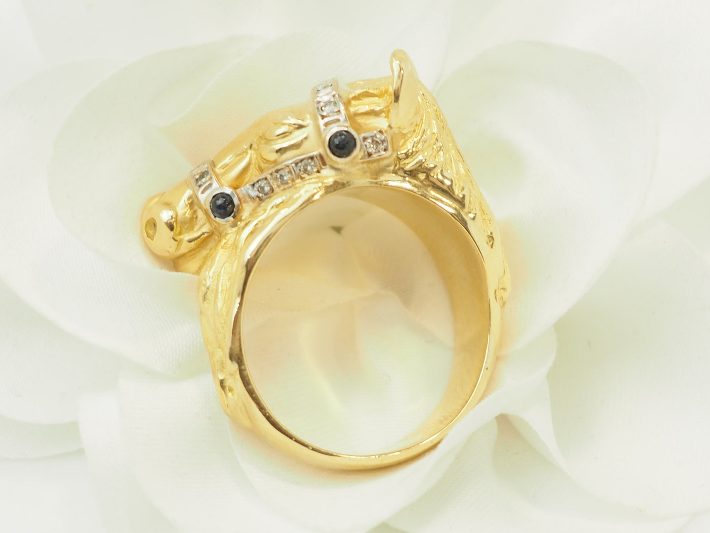 Bague cheval en or jaune 18 carats, diamants & saphirs