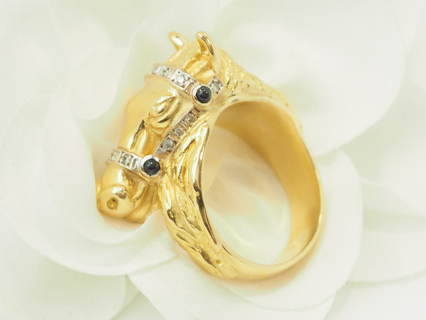 Bague cheval en or jaune 18 carats, diamants & saphirs