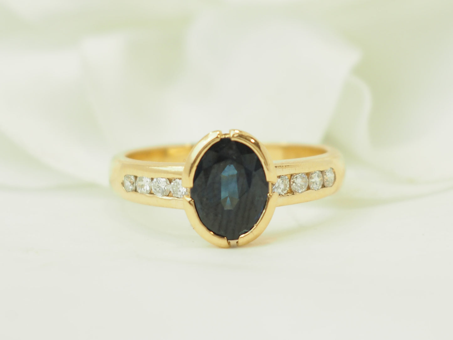 Bague en or jaune 18 carats, saphir 1,60 ct & diamants