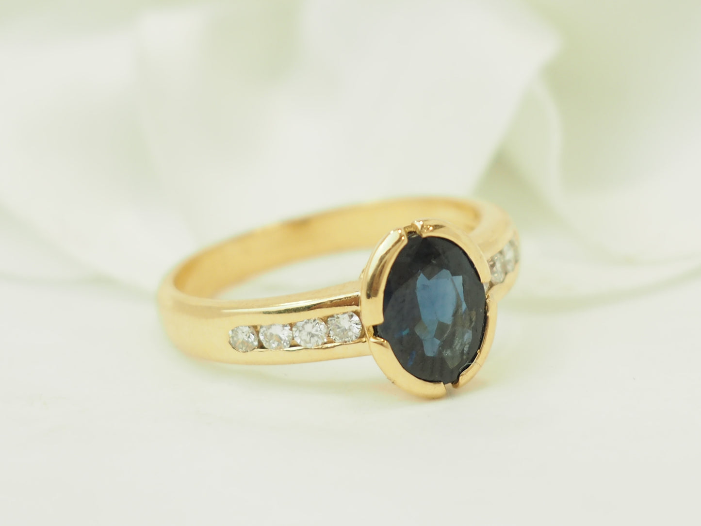 Bague en or jaune 18 carats, saphir 1,60 ct & diamants