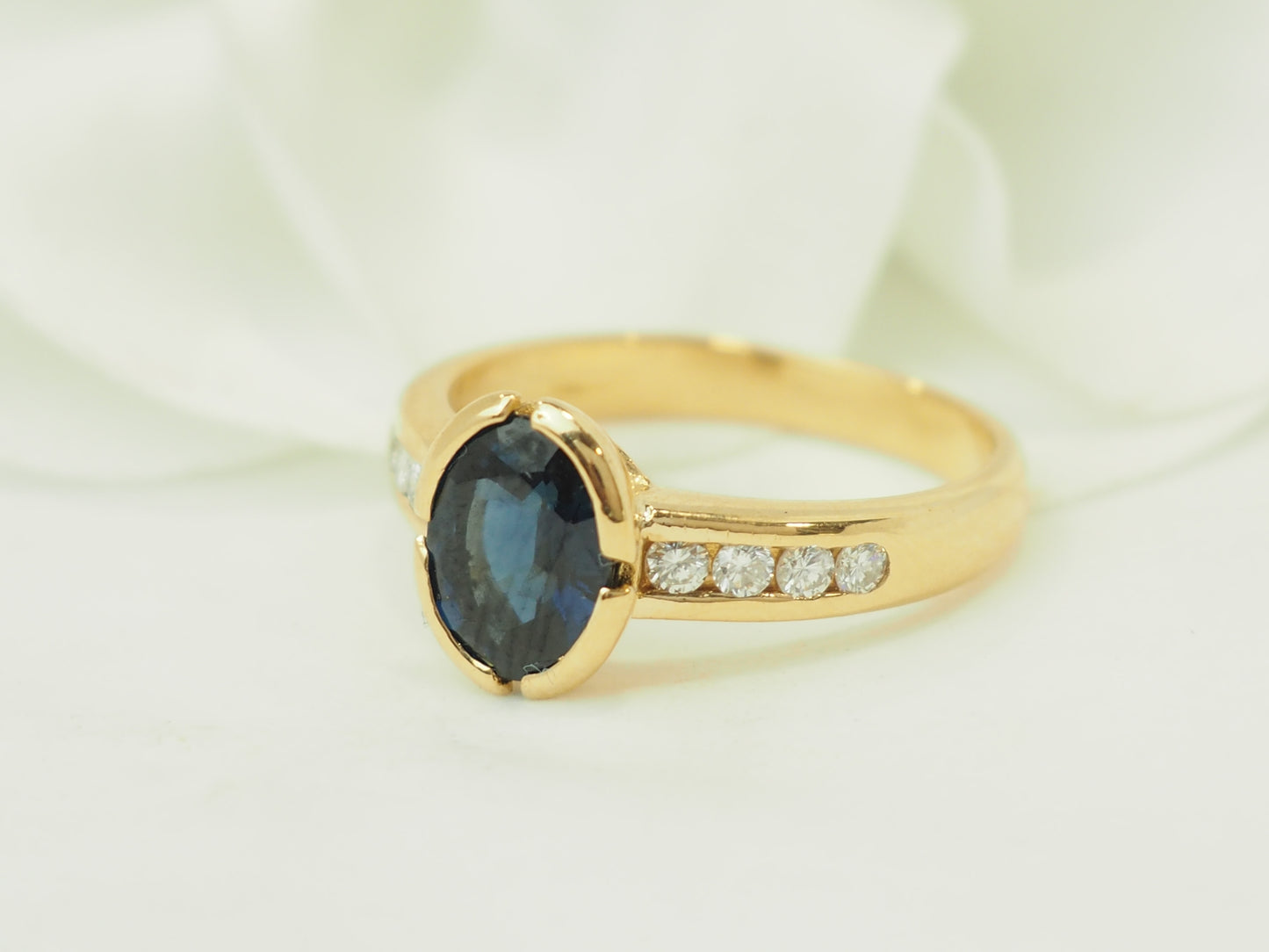 Bague en or jaune 18 carats, saphir 1,60 ct & diamants