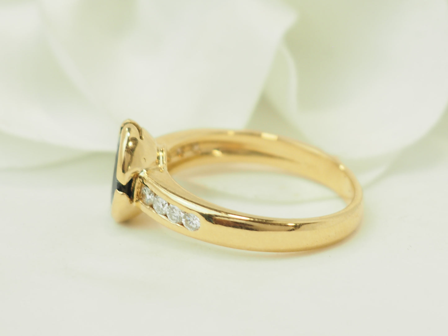 Bague en or jaune 18 carats, saphir 1,60 ct & diamants
