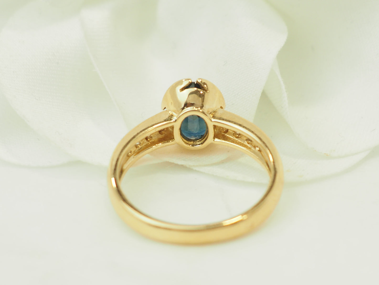 Bague en or jaune 18 carats, saphir 1,60 ct & diamants