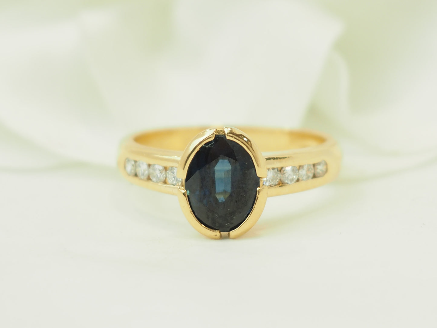 Bague en or jaune 18 carats, saphir 1,60 ct & diamants