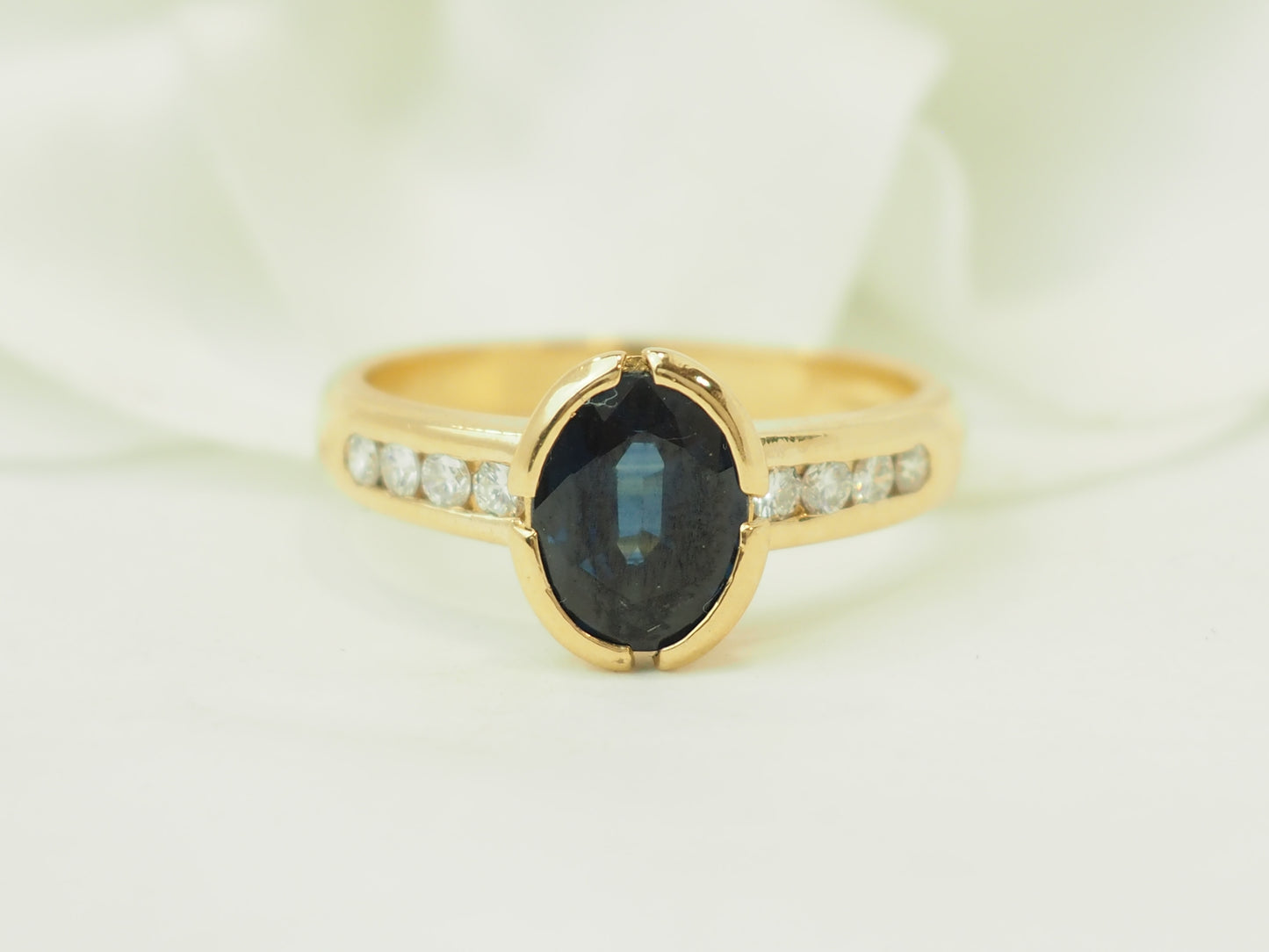 Bague en or jaune 18 carats, saphir 1,60 ct & diamants