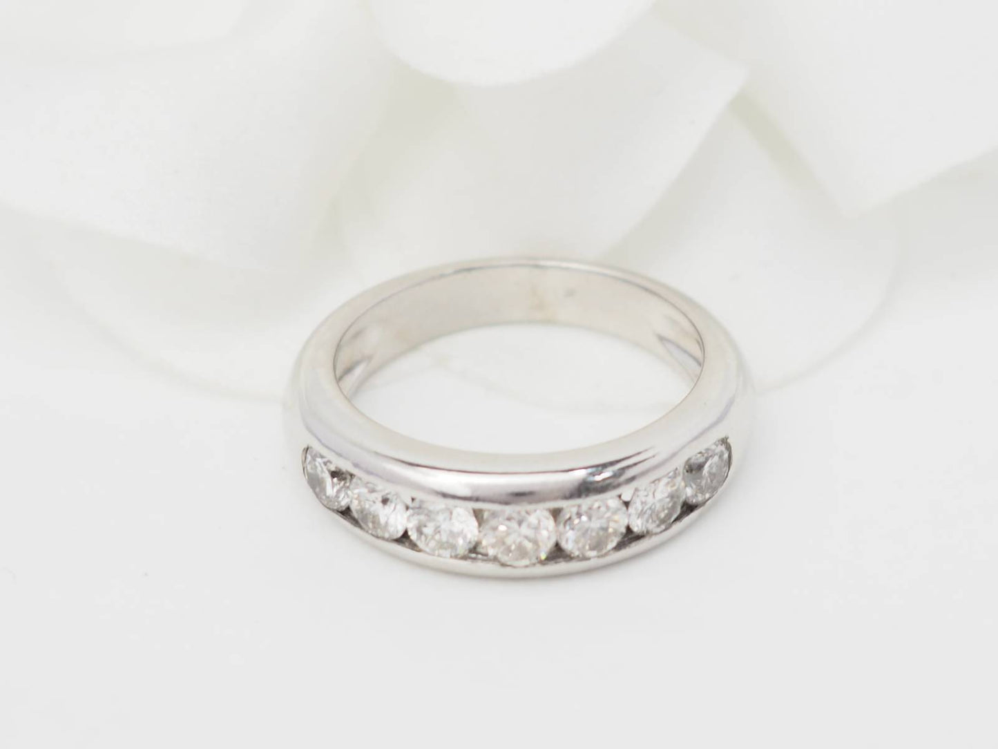 Demi alliance en or blanc et diamants 1.05ct