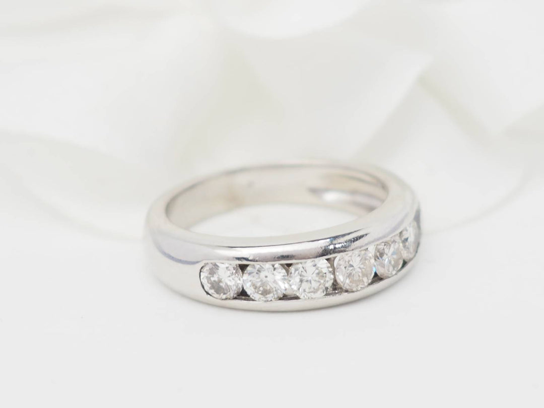 Demi alliance en or blanc et diamants 1.05ct