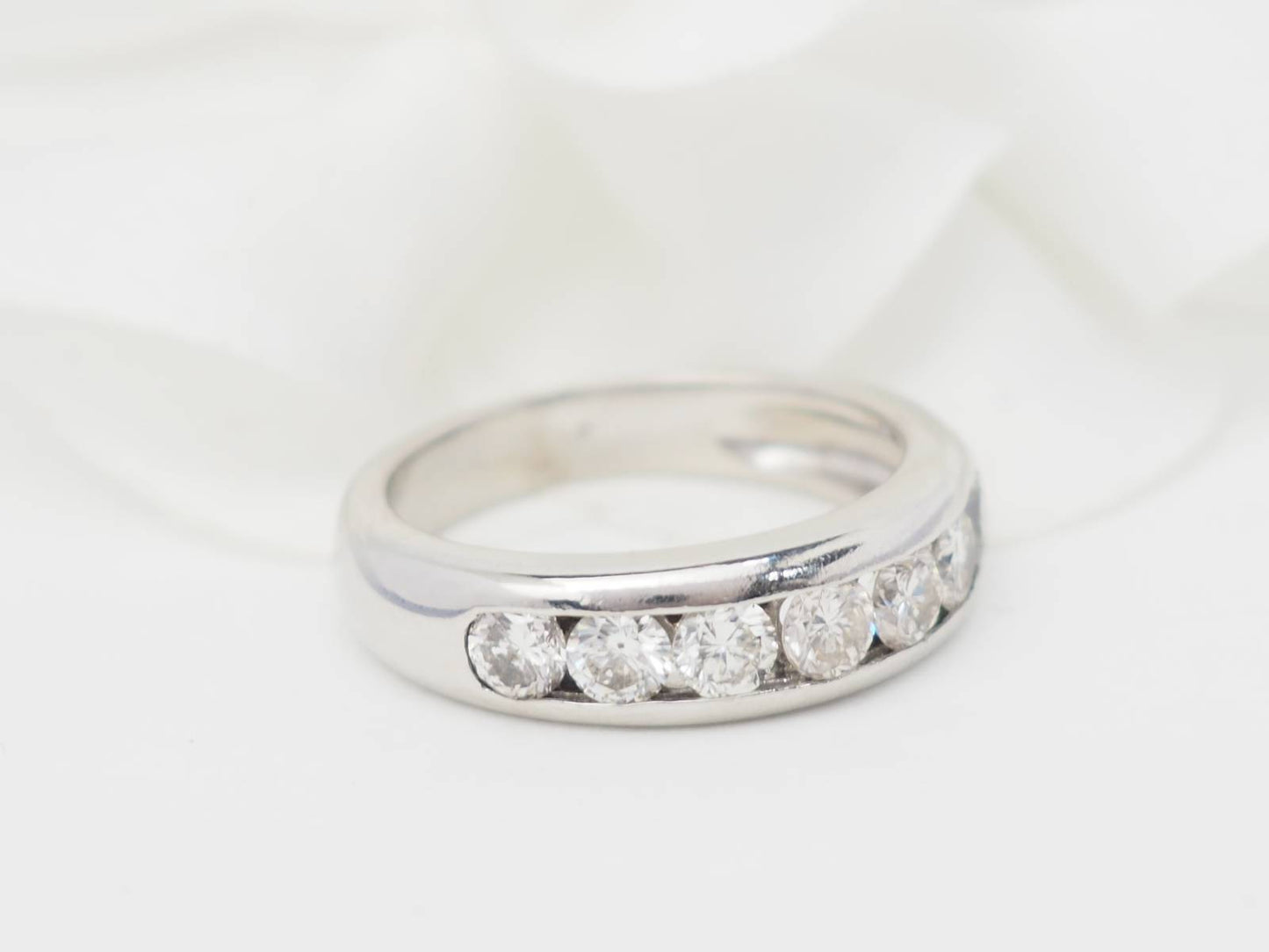 Demi alliance en or blanc et diamants 1.05ct