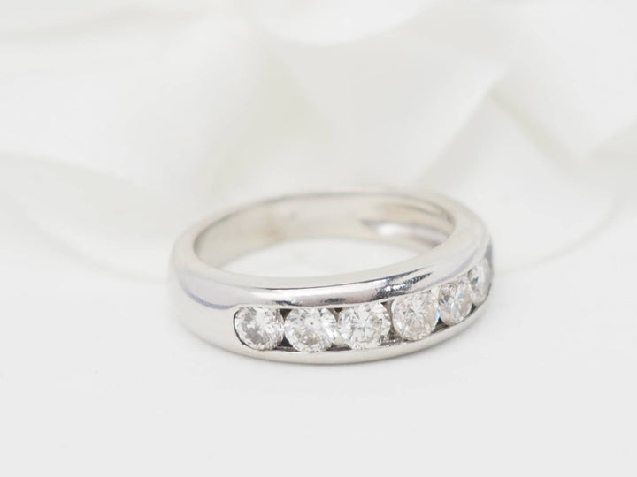Demi alliance en or blanc et diamants 1.05ct