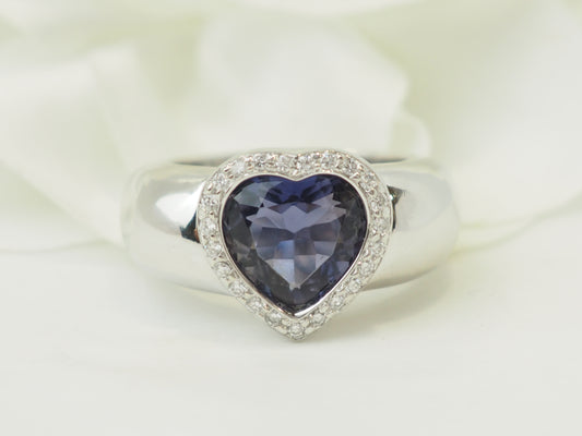 Une bague signée Poiray, une tanzanite intense, une présence inoubliable.