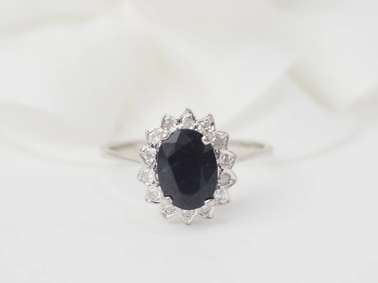 Bague solitaire en or blanc, diamants et saphir ovale