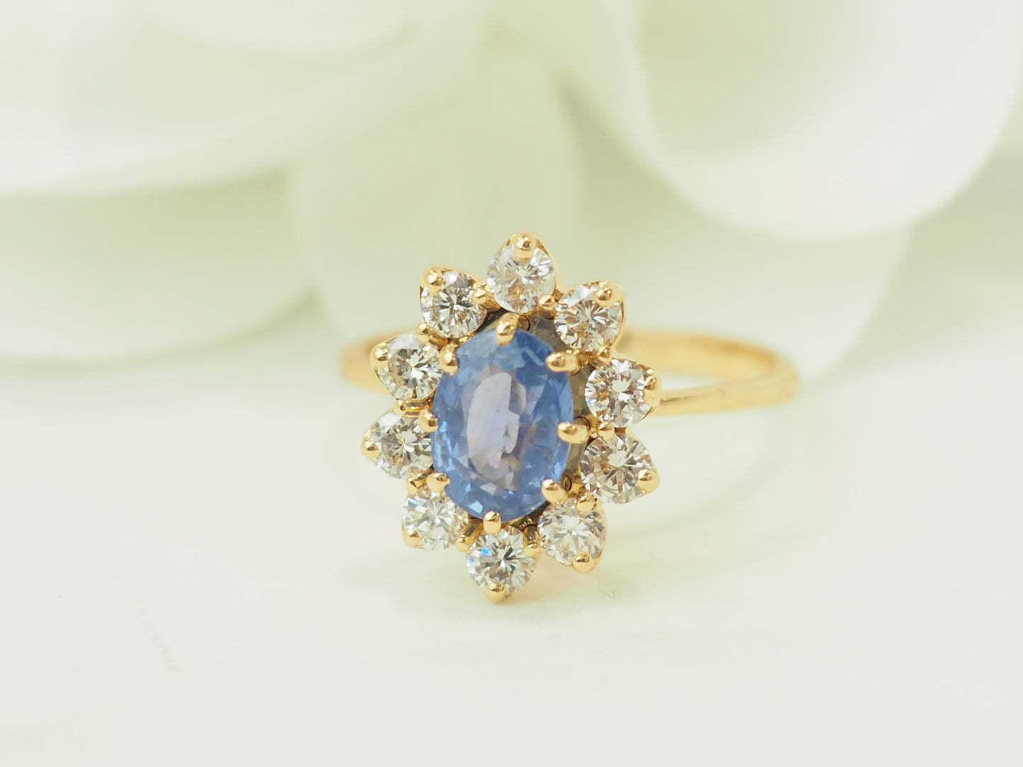 Bague entourage en or jaune, saphir ceylan 1ct et diamant