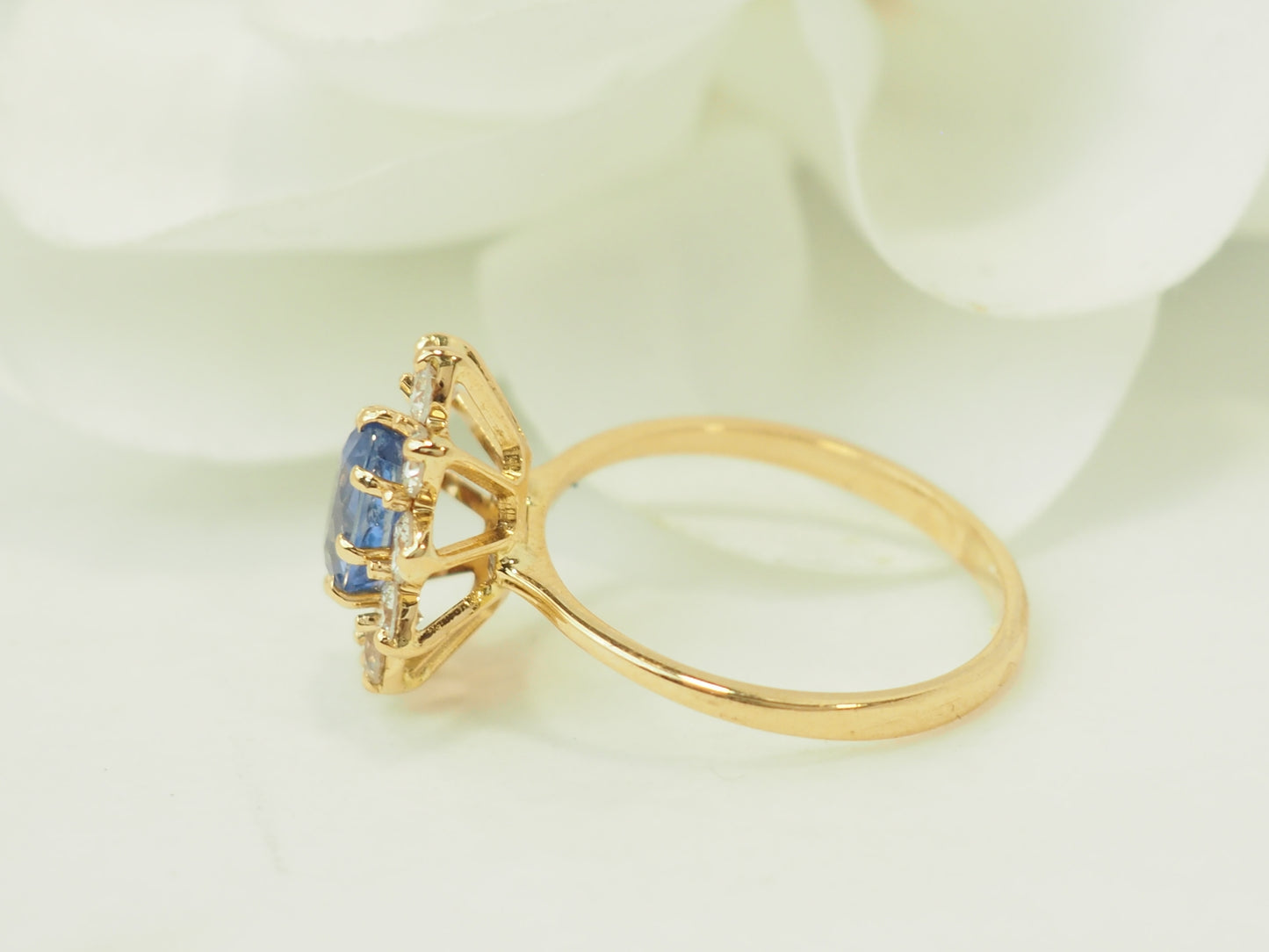 Bague entourage en or jaune, saphir ceylan 1ct et diamant