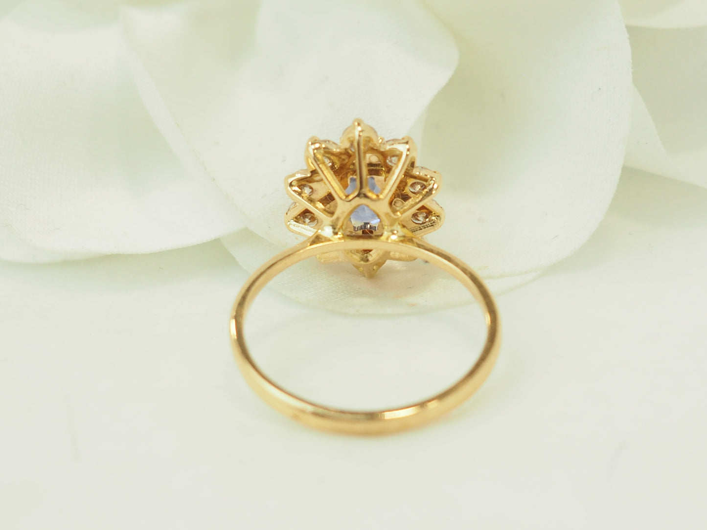 Bague entourage en or jaune, saphir ceylan 1ct et diamant