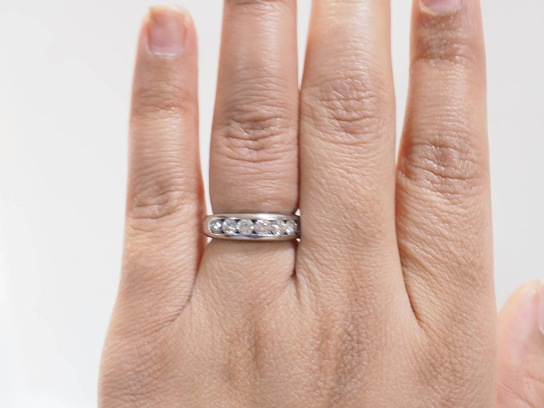 Demi alliance en or blanc et diamants 1.05ct