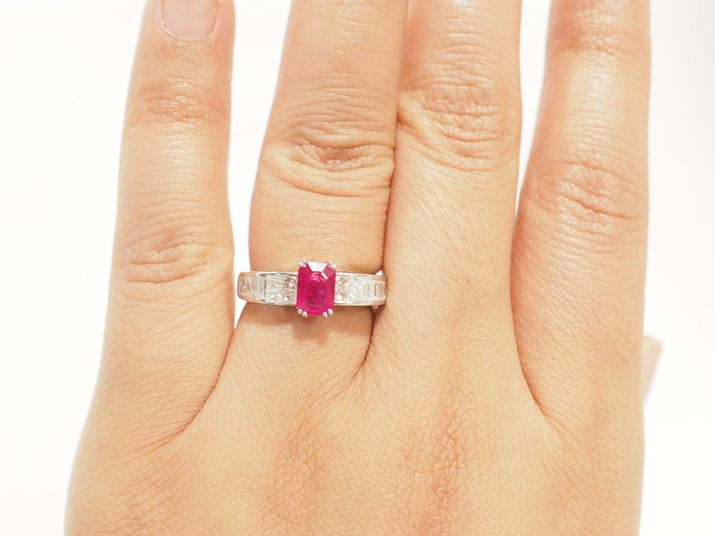 Bague en or blanc, rubis 1,30ct et diamants 0,74ct