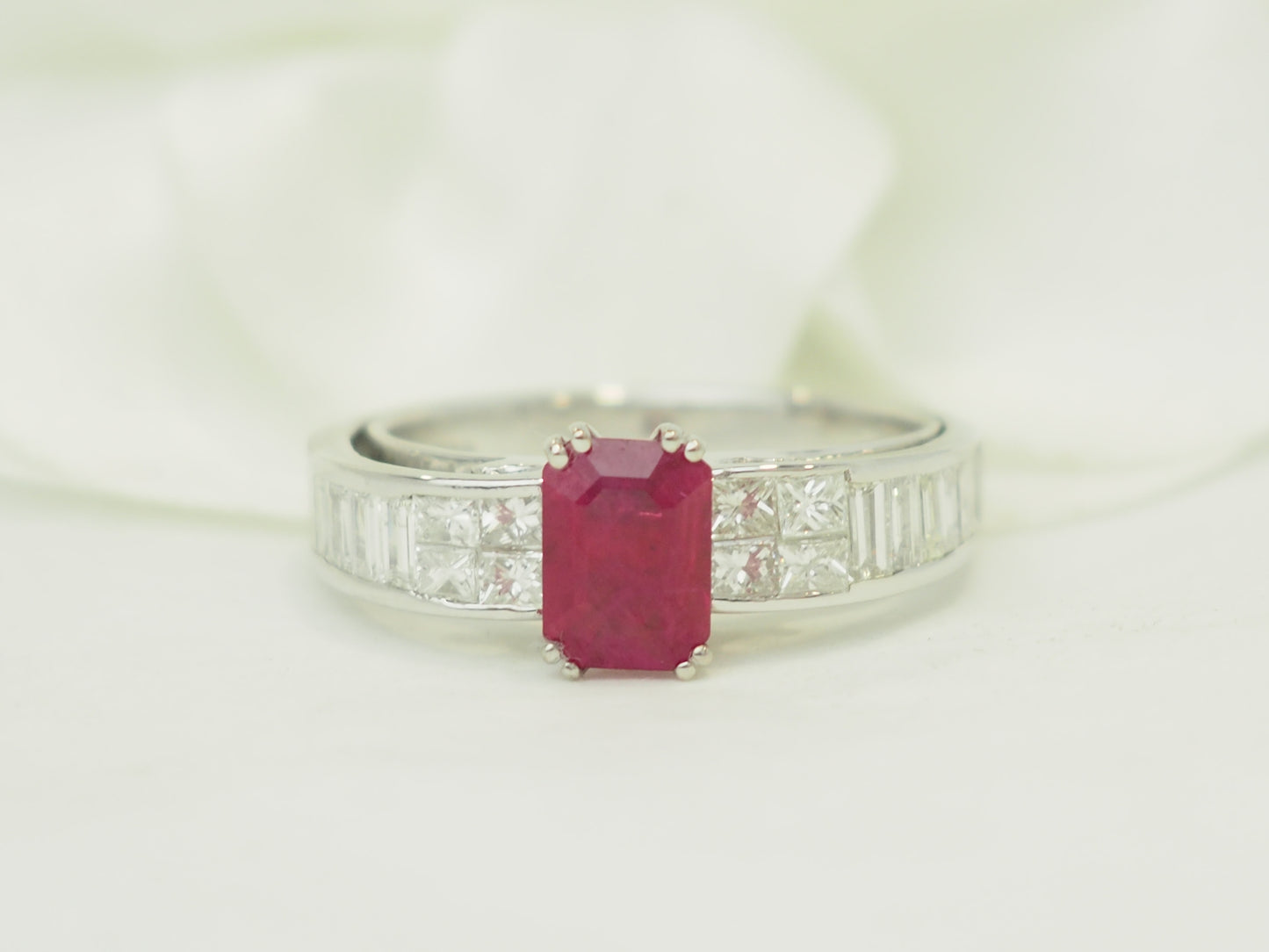 Bague en or blanc, rubis 1,30ct et diamants 0,74ct