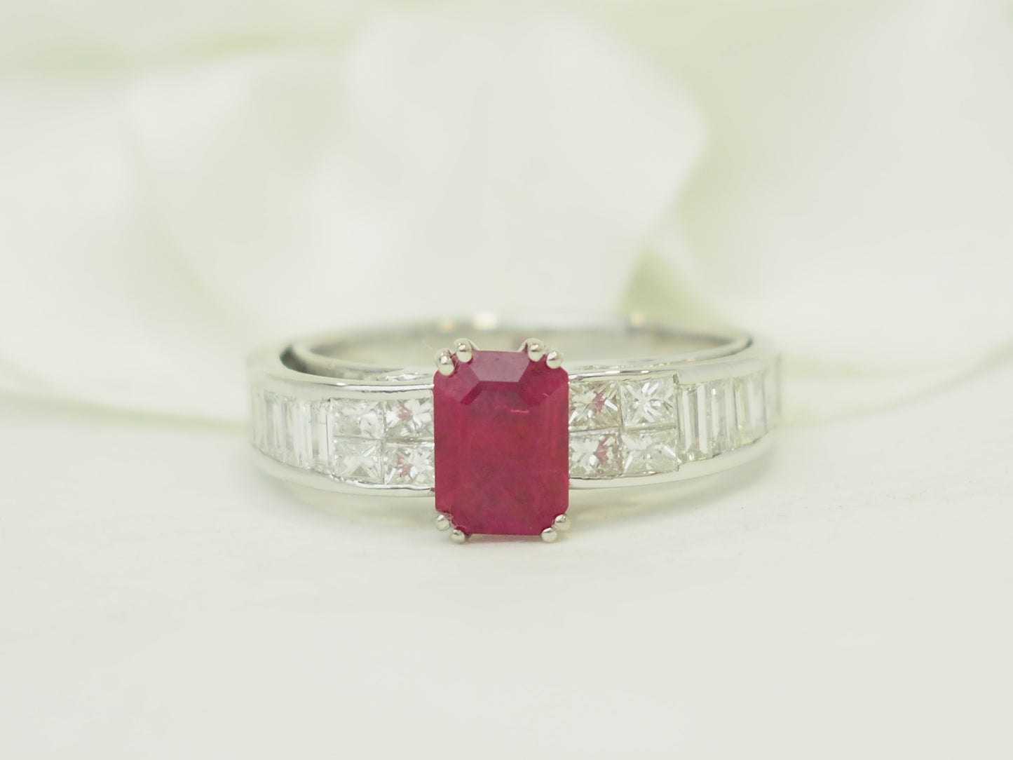 Bague en or blanc, rubis 1,30ct et diamants 0,74ct