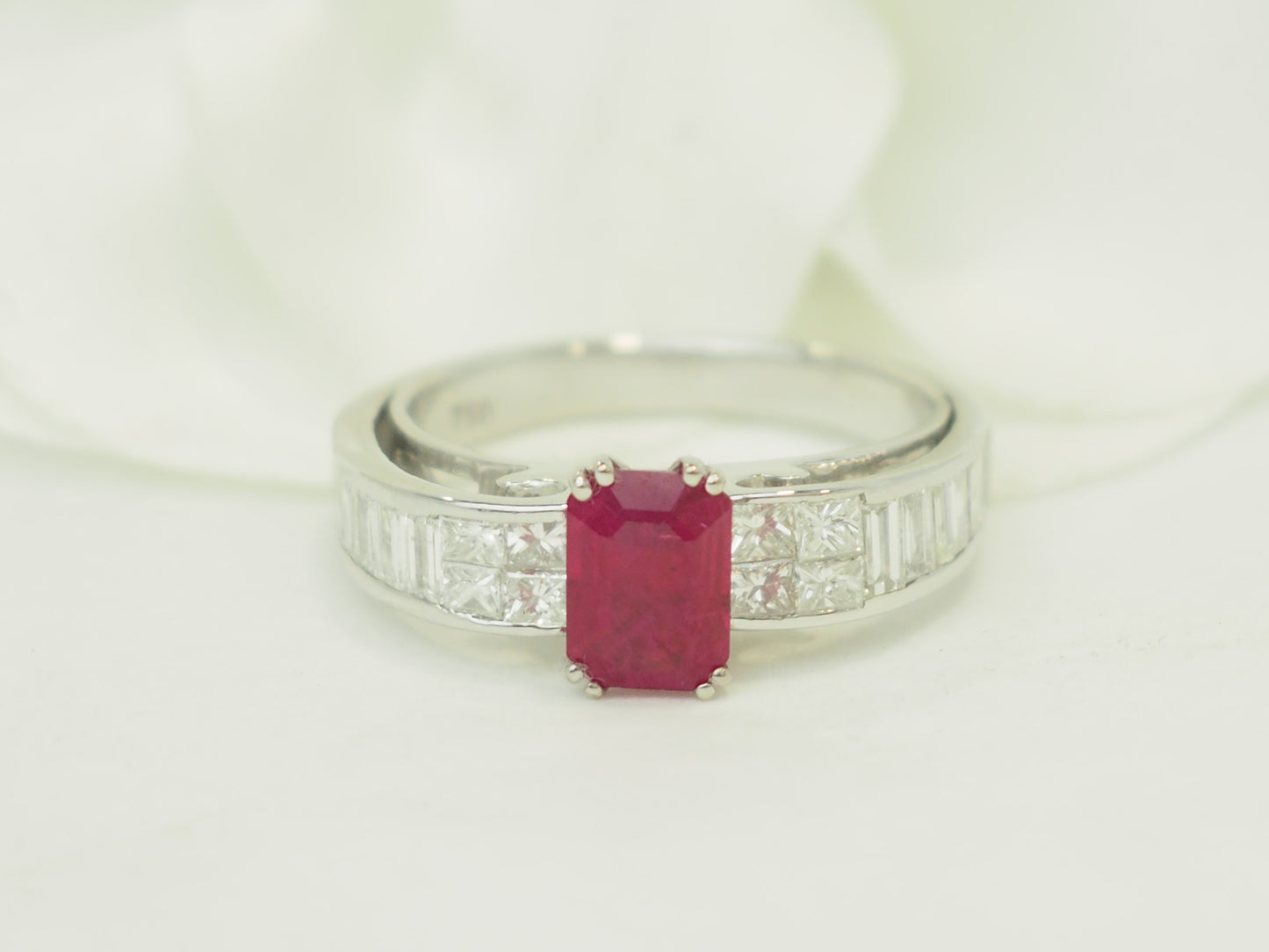Bague en or blanc, rubis 1,30ct et diamants 0,74ct