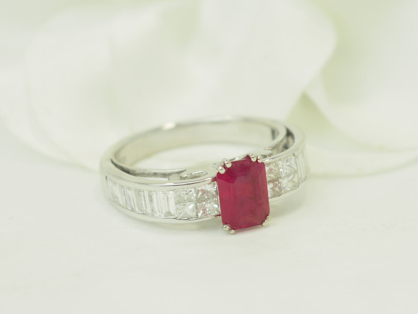 Bague en or blanc, rubis 1,30ct et diamants 0,74ct