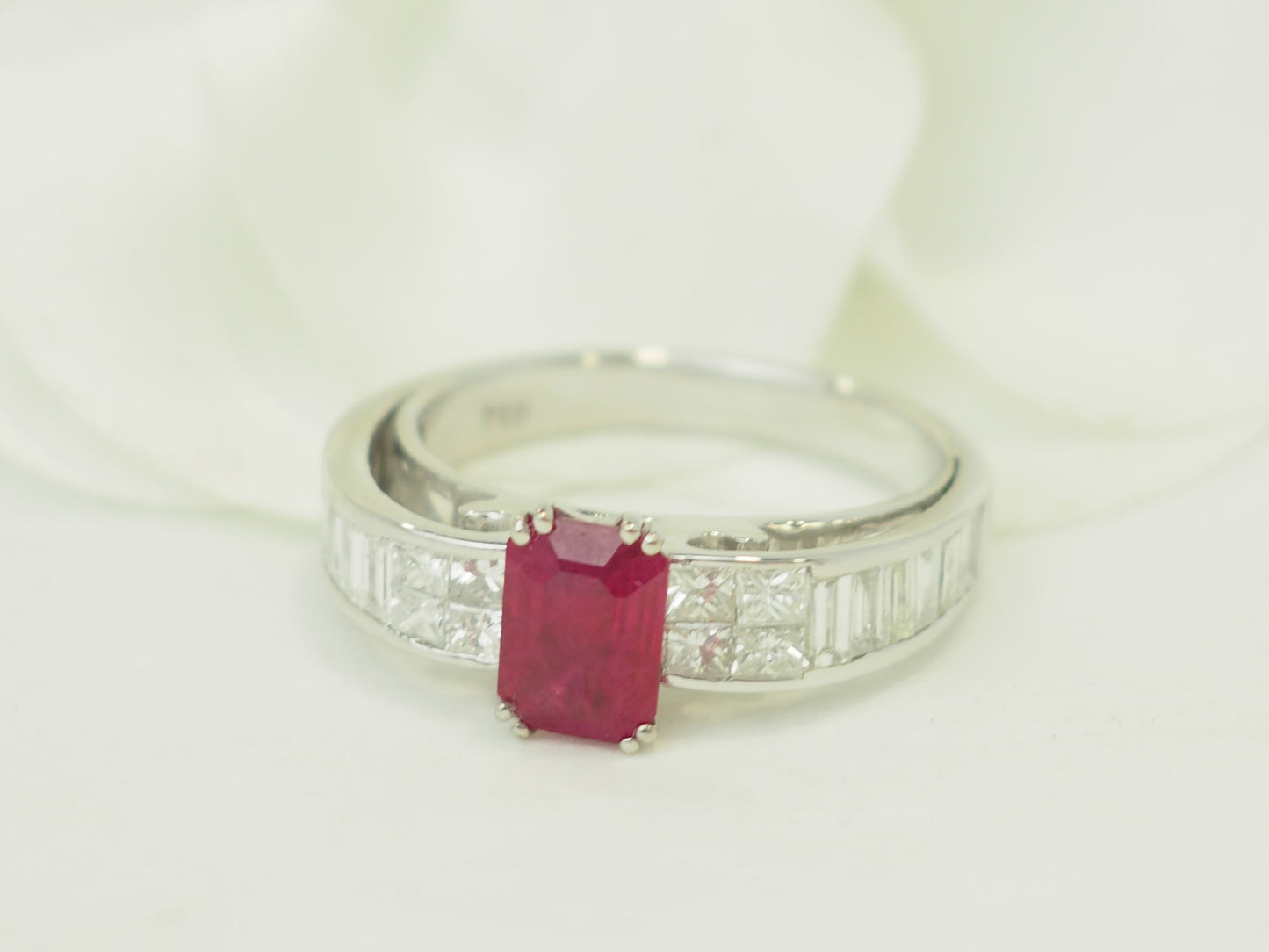 Bague en or blanc, rubis 1,30ct et diamants 0,74ct