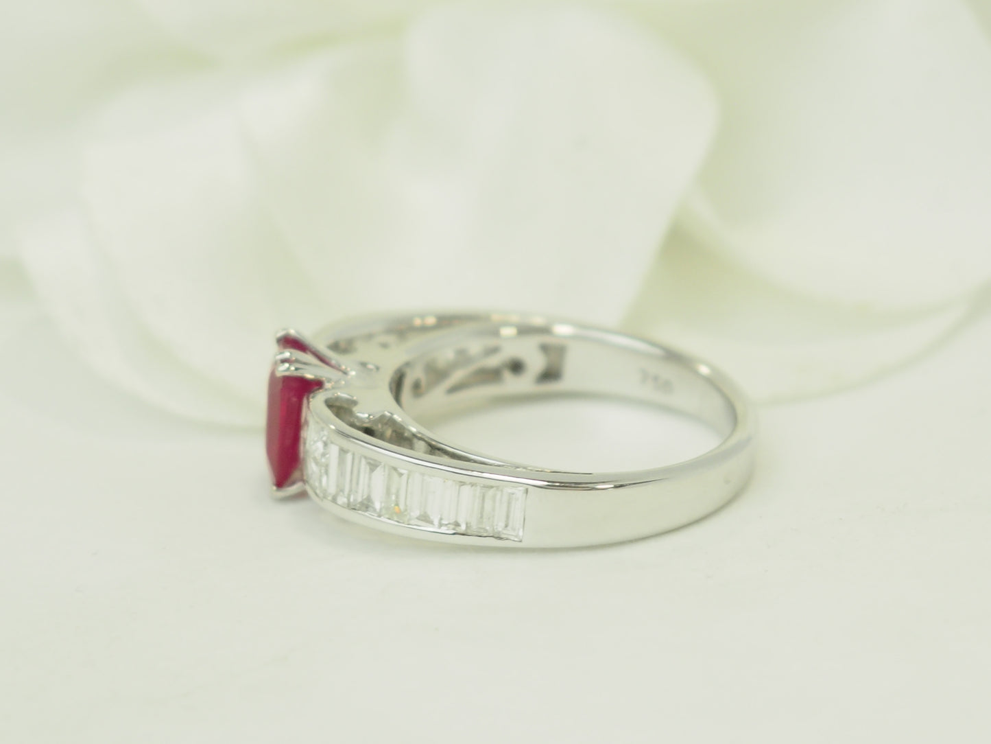 Bague en or blanc, rubis 1,30ct et diamants 0,74ct