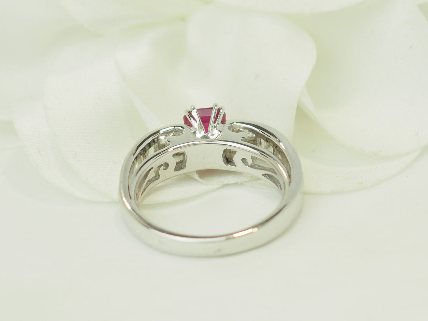 Bague en or blanc, rubis 1,30ct et diamants 0,74ct