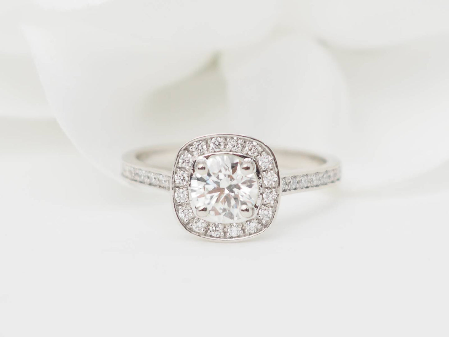 Bague solitaire en or blanc et diamants 0.68ct