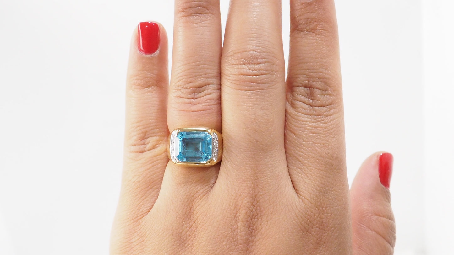 Bague en or jaune, Topaze bleue et diamants