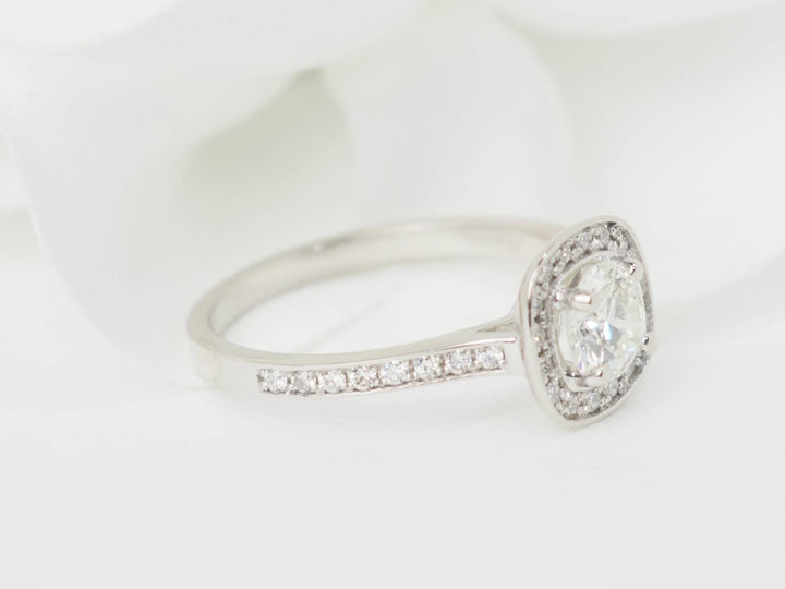 Bague de fiançaille en or blanc et diamants 