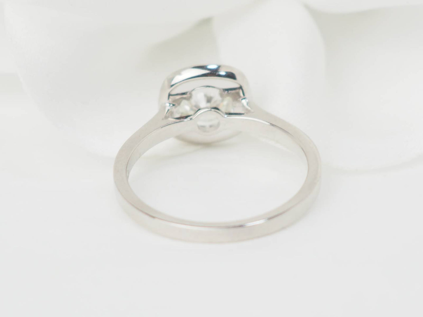 Bague solitaire en or blanc et diamants 0.68ct