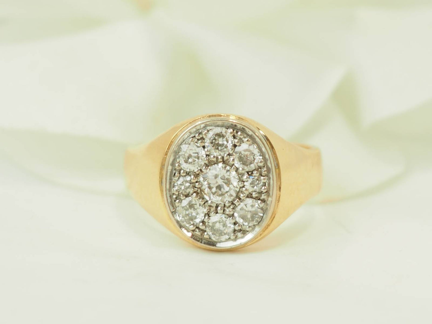Bague chevalière en or jaune et diamants