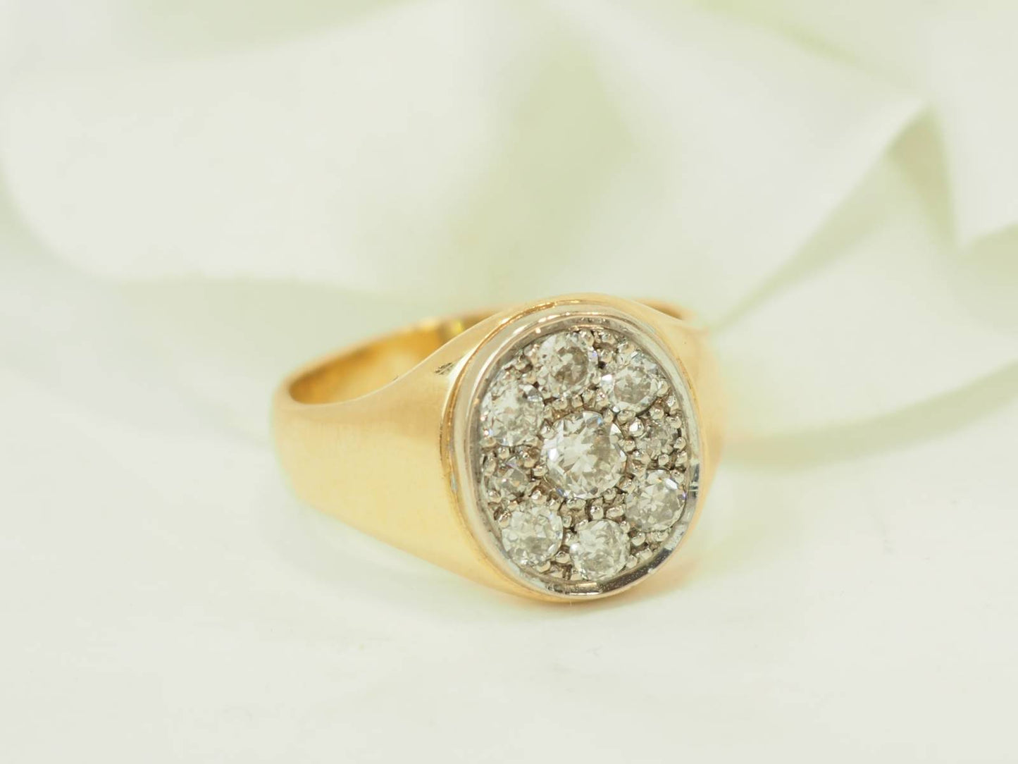 Bague chevalière en or jaune et diamants