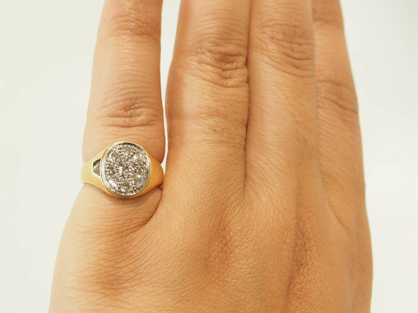Bague chevalière en or jaune et diamants
