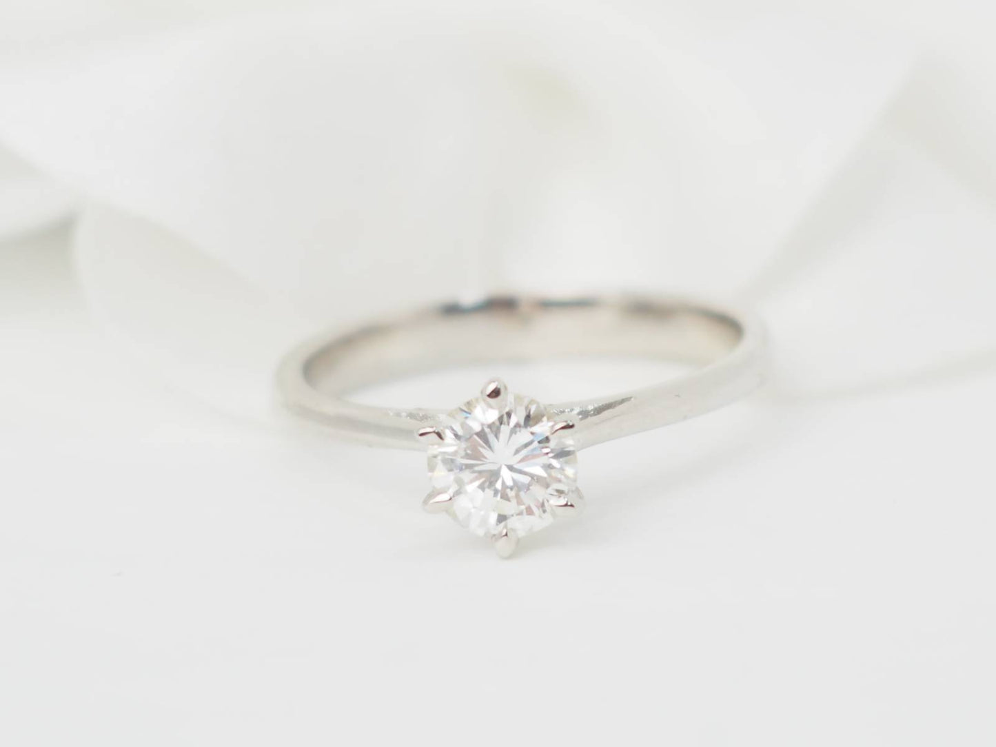 Bague solitaire en or blanc et diamant 0.58ct 