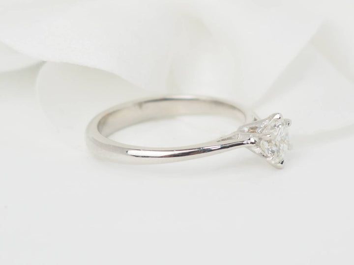 Idée de bague de fiançaille en or blanc 