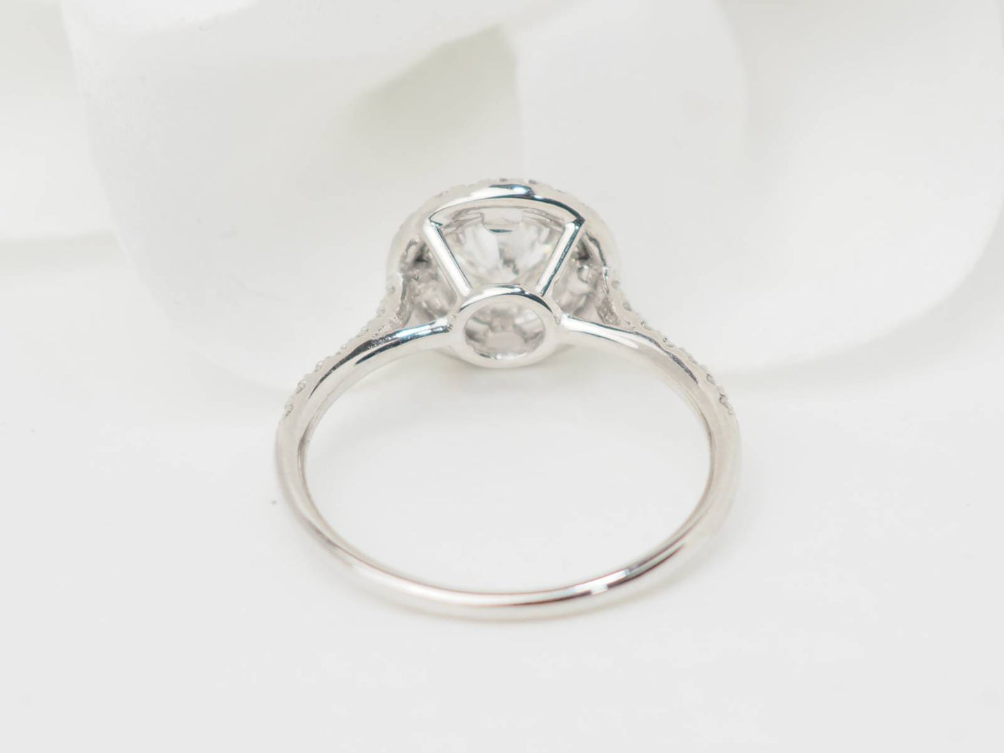 Bague solitaire en or blanc et diamants 0.72ct