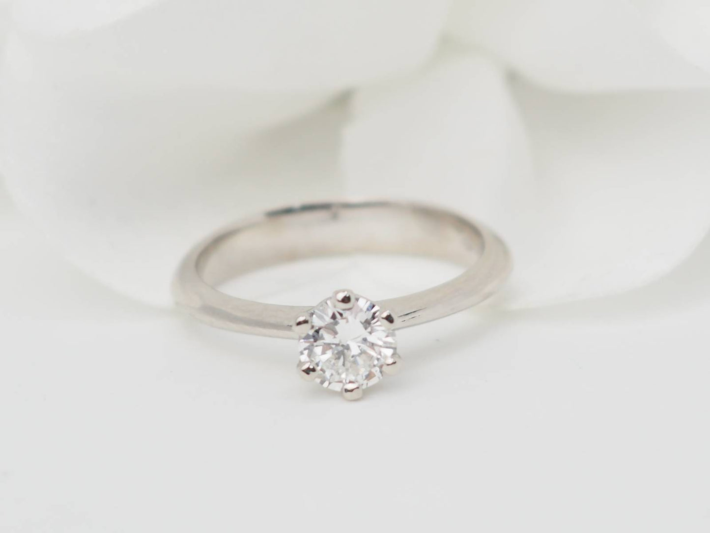 Bague de fiançaille en or blanc et diamant 